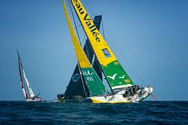 Voilier Bureau Vallée jaune et vert de Louis Burton en pleine mer au Havre lors d’une régate par ciel dégagé.