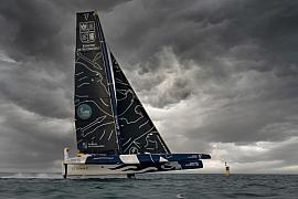 Photographie Le trimaran Gitana 17 capturé à 35 nœuds lors du départ de la Route du Rhum 2022, symbole de performance nautique pure.