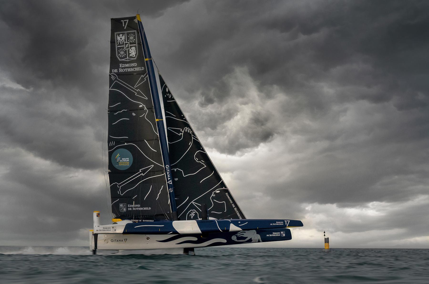 Photographie Le trimaran Gitana 17 capturé à 35 nœuds lors du départ de la Route du Rhum 2022, symbole de performance nautique pure.