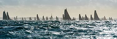 Voiliers de course sur mer agitée à Saint-Malo pour le départ de la Route du Rhum sous un ciel voilé.