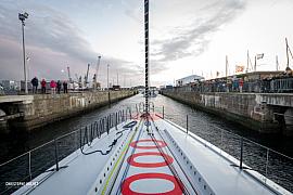 Photographie Photographe nautique et voile, je capte l'immersion à la Route du Rhum 2022. Tanguy Le Turquais et l'Imoca Lazare quittent les écluses de Saint-Malo devant un public passionné.