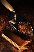 Photographie Shooting photo culinaire et mise en scène créative autour d'un gateau Opéra. Focus sur les textures chocolat et café pour un rendu professionnel haut de gamme
