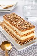 Photographie Shooting photo culinaire réalisé en studio à Rennes qui met en lumière les textures croustillantes et la finesse d'un mille-feuille à la vanille bourbon.