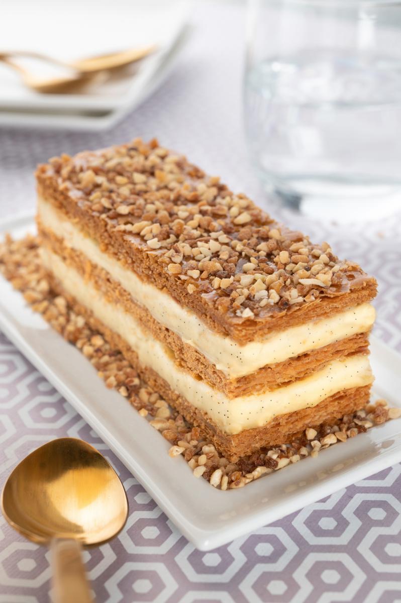 Pâtisserie mille-feuille avec crème vanille onctueuse et topping nougatine croquante 