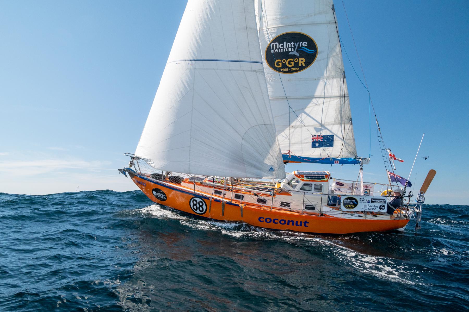 Voilier orange Coconut de Mark Sinclair naviguant aux Sables d’Olonne durant la Golden Globe Race 2022