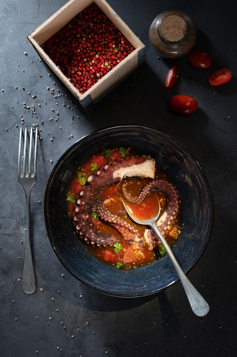 Photographie Photo culinaire et stylisme en studio. Le travail du clair-obscur souligne la texture des produits et l'expertise culinaire de Christophe Huchet.