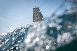 Photographie Photographe nautique et voile, je capte le vieux gréement 3 mâts «Le Français» dans la grande houle. Un regard artistique sur le patrimoine maritime entre vagues et voiles.