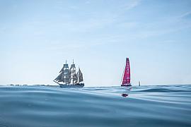 Photographie Photographe nautique et voile, je capte l'Imoca Lazare et le trois-mâts Le Français. Reportage nautique par mer d'huile illustrant le patrimoine maritime au fil du temps.