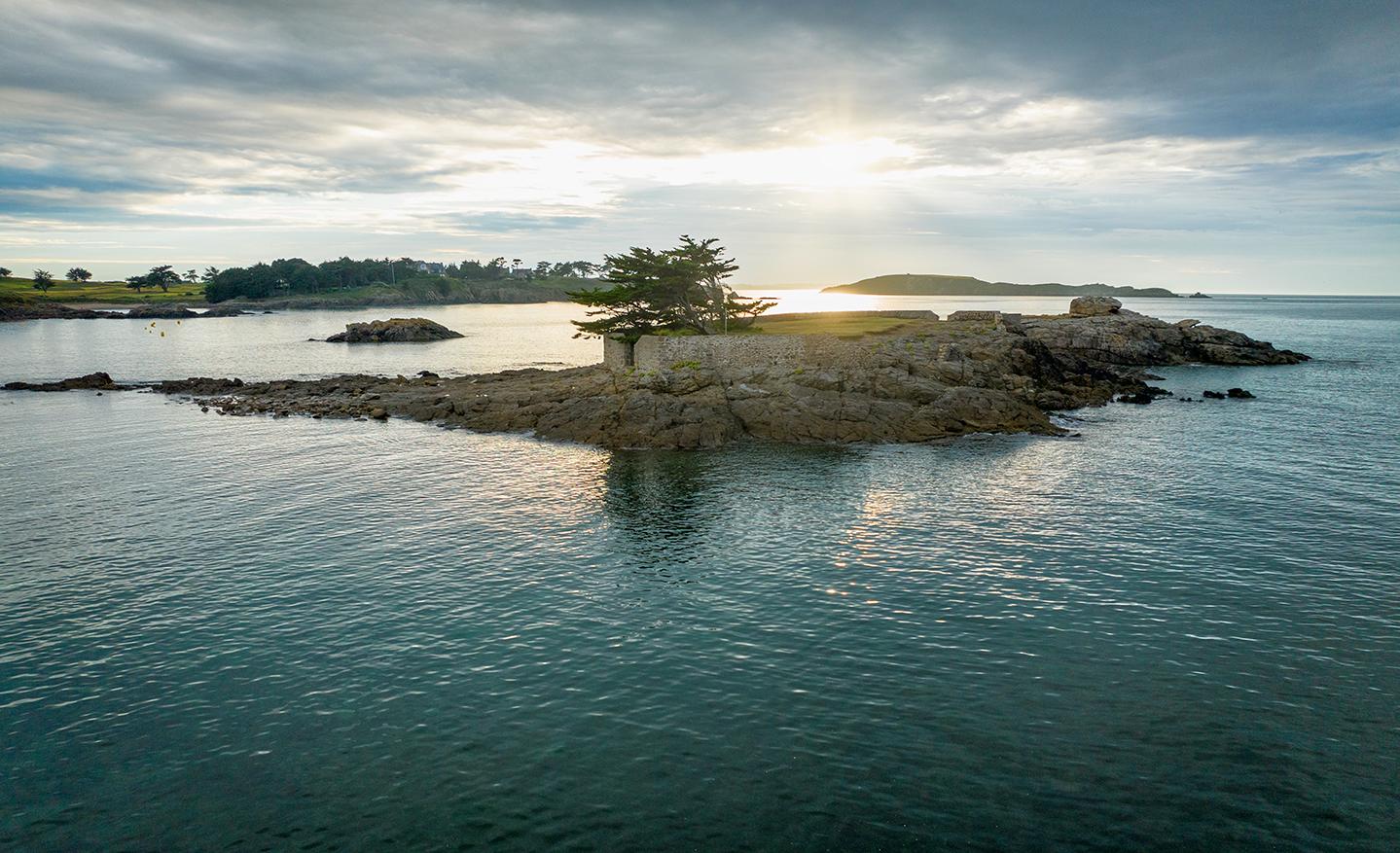 Photo Fin de journée sur la plage du Port-Hue, la dame Jouanne et l’île Agot