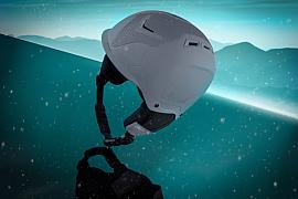 Casque de ski bleu de la marque Aurak en gros plan sur fond de montagnes et ciel à l’horizon