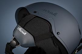 Gros plan sur un casque de ski Aurak bleu mat montrant les détails des textures, des sangles noires et du rembourrage.