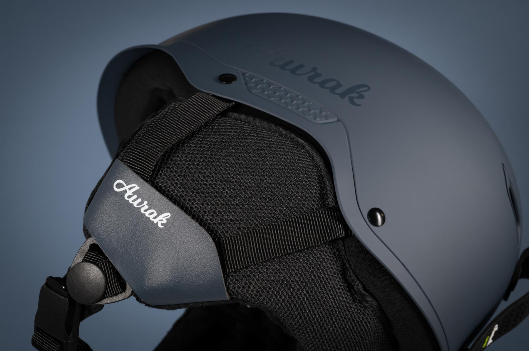 Gros plan sur un casque de ski Aurak bleu mat montrant les détails des textures, des sangles noires et du rembourrage.
