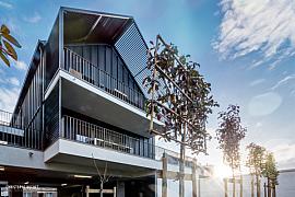 Photographie Mise en lumière du projet Millesime imaginé par Tadamm à Rennes. Une conception architecturale alliant métal et géométrie pour un rendu urbain moderne.