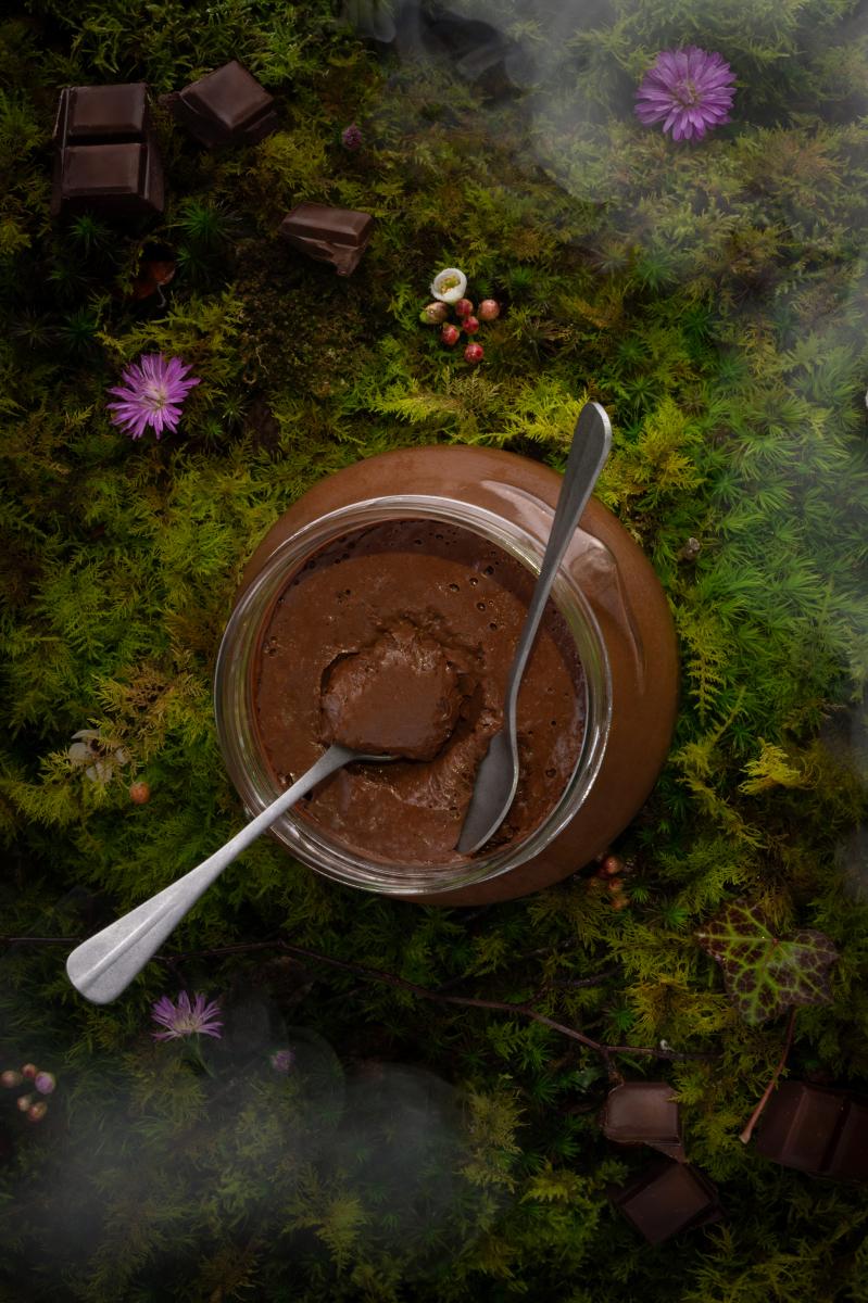 Photographie Une composition organique mêlant pâtisserie fine et ambiance forestière pour un storytelling visuel gourmand et onctueux.