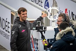 Tanguy Le Turquais sourit face à une caméra sur les pontons du Vendée Globe 2024 aux Sables-d’Olonne.