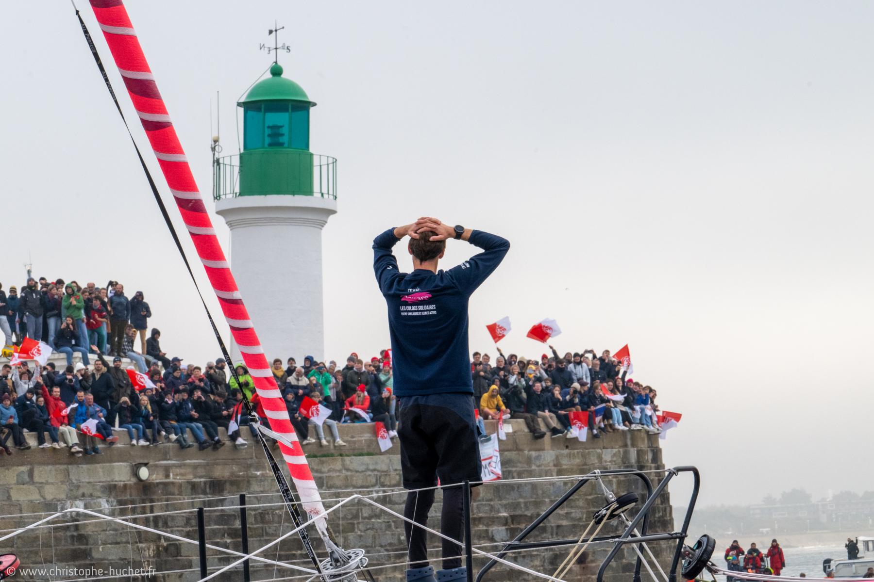 Photographie Photographe nautique et voile, je capte un moment de communion entre Tanguy Le Turquais et le public lors de la sortie du chenal pour le départ du Vendée Globe 2024.
