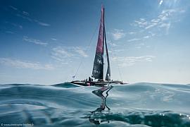Photographie Photographe nautique et voile, je capture de l'Ocean Fifty Lazare à Saint-Malo dans la pétole sous un angle immergé