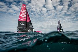 Photographie Photographe nautique et voile, je capture le cœur de la régate Ocean Fifty avec le trimaran Lazare et le trimaran Viabilis avec une vue immergée.