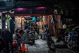 Photo Scène de vie nocturne dans une rue de Mandalay