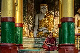 Photo Moine bouddhiste méditant devant un Bouddha dans la pagode Shwedagon