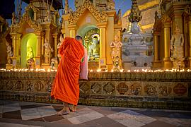 Photo Moine bouddhiste en robe safran devant les sanctuaires de la pagode Shwedagon à Rangoon