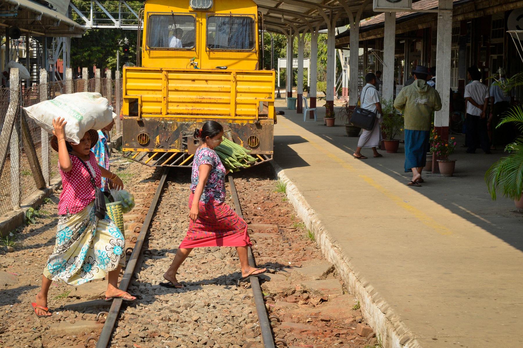Photo Femmes traversant les voies ferrées de la gare locale à Rangoon 