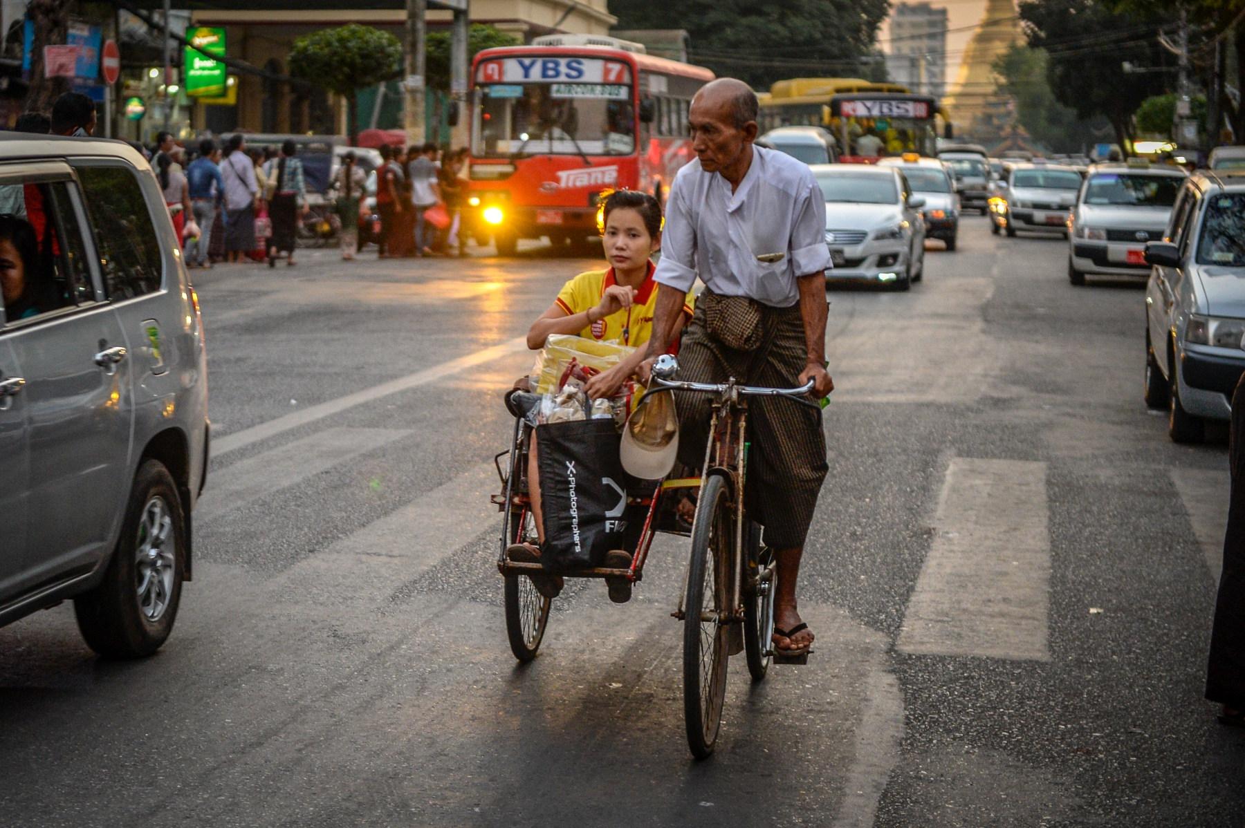 Photo Trishaw traditionnel transportant une passagère dans le trafic des rues de Rangoon en Birmanie (Myanmar)
