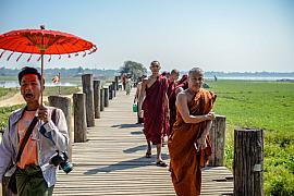 Photo Moines boudhistes traversant le pont d’U Bein qui enjambe le fleuve Irrawady