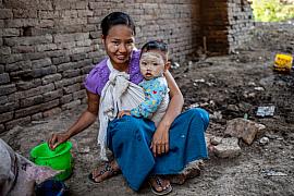 Photo Femme et de son enfant portant le thanaka traditionnel en Birmanie