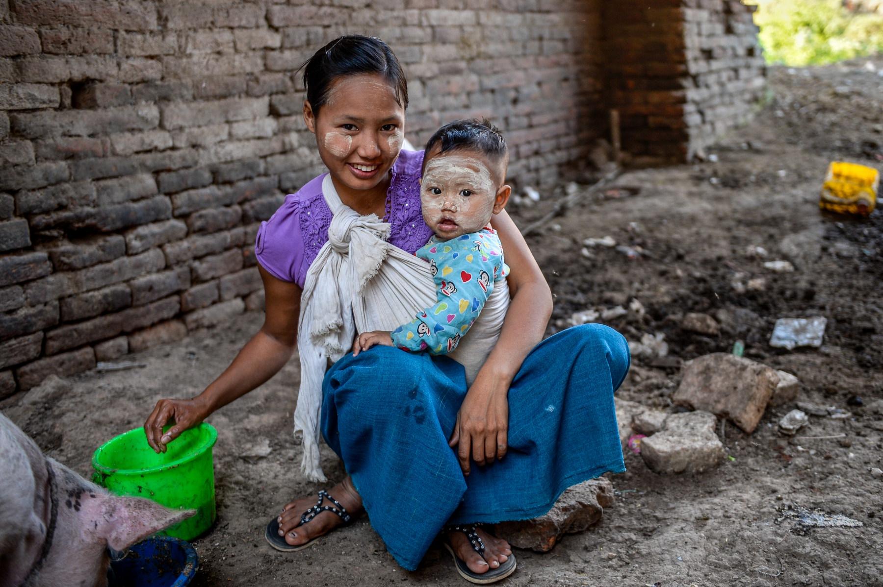 Photo Femme et de son enfant portant le thanaka traditionnel en Birmanie
