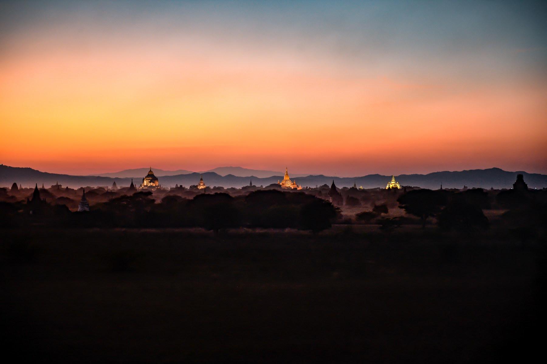 Photo Coucher de soleil spectaculaire sur les temples et pagodes de la plaine de Bagan, en Birmanie (Myanmar)