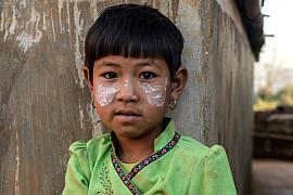 Photo Portrait d’une jeune fille dans un village proche du lac Inle, portant le thanaka traditionnel sur le visage, Birmanie.