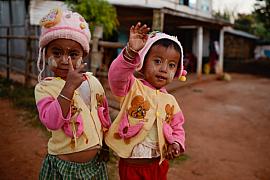 Photo Deux jeunes enfants birmans portant du thanaka traditionnel près du lac Inle