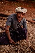 Photo Homme âgé assis, travaillant la paille près du lac Inle en Birmanie