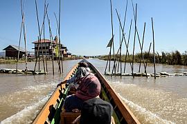 Photo Traversée du lac Inle en pirogue à moteur traditionnelle et découverte des villages sur pilotis et des paysages aquatiques authentiques de l’État Shan en Birmanie