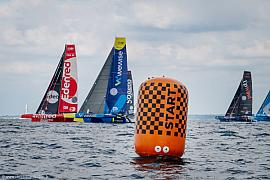 Trimarans Ocean Fifty frôlant une bouée orange à damier lors du départ des 24h Ultims