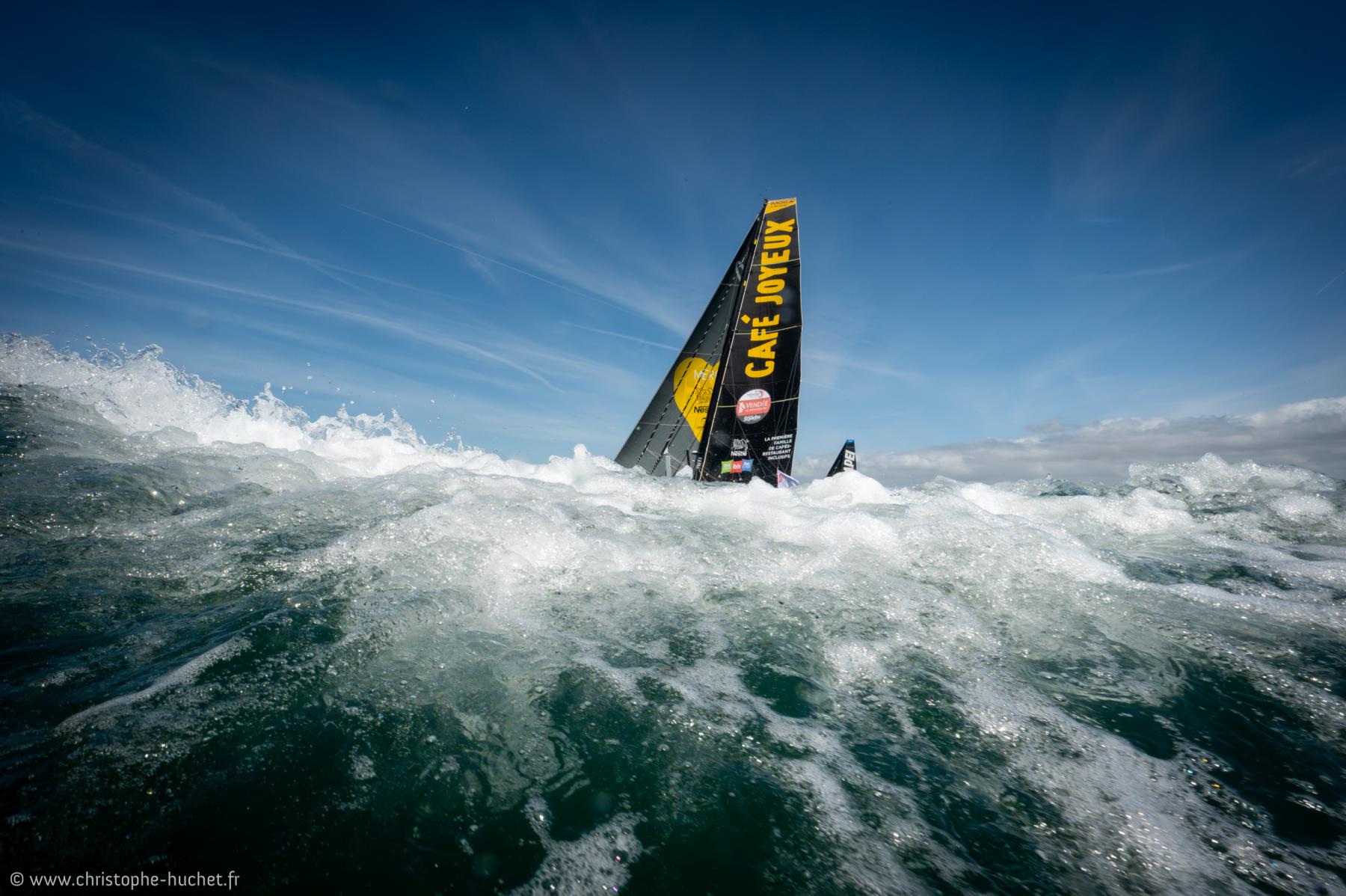 Photographie Captée lors du départ de la Vendée Arctique, cette image saisit la puissance des éléments et de l'IMOCA Café Joyeux