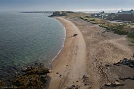 Vue drone d’un groupe marchant sur la plage du fort de Penthièvre,