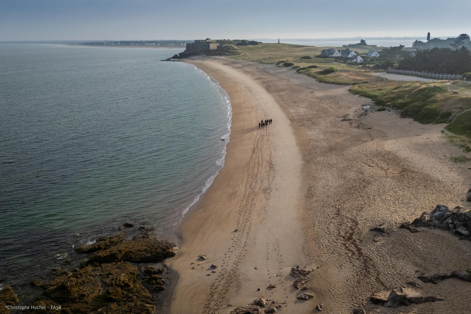 Vue drone d’un groupe marchant sur la plage du fort de Penthièvre,