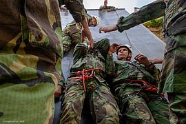 Militaires en treillis grimpant une rampe avec cordes et baudriers lors d’un exercice technique au Fort de Penthièvre.