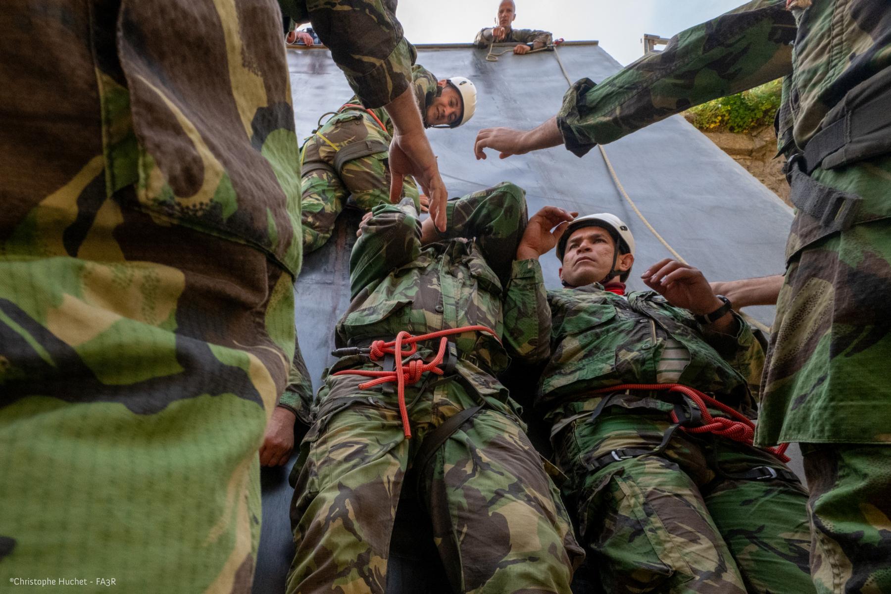 Militaires en treillis grimpant une rampe avec cordes et baudriers lors d’un exercice technique au Fort de Penthièvre.